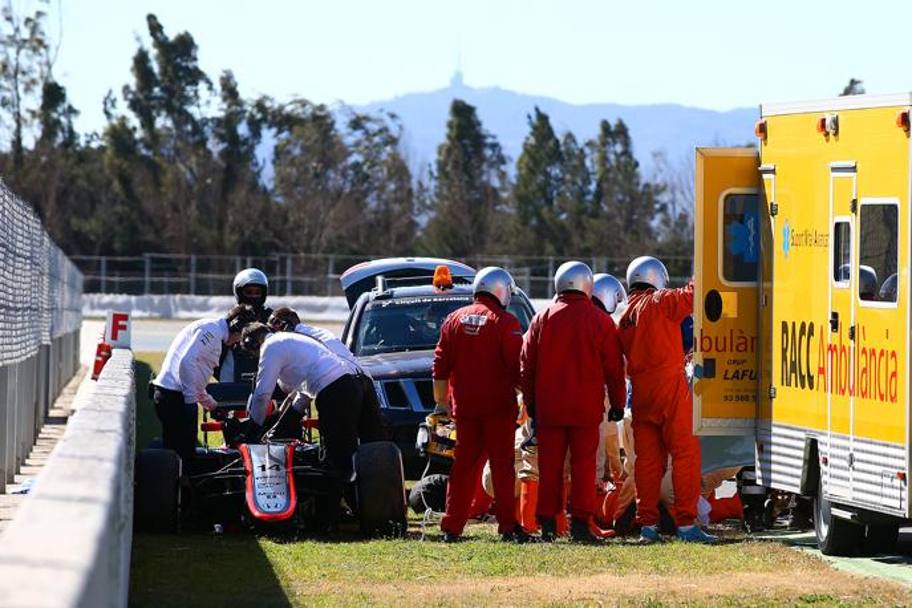 La McLaren appare intatta, lo spagnolo  uscito di pista e ha strisciato lungo il muretto interno della curva 3. Getty